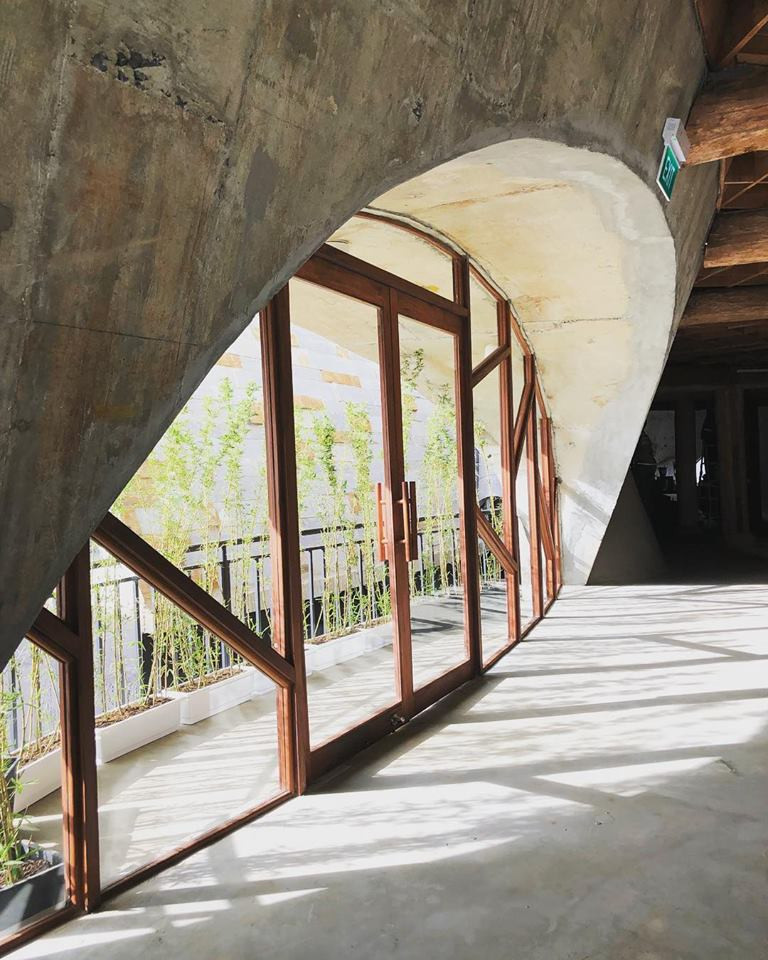 Nơi này có lối thiết kế nương theo không gian nhà dài, đặc trưng của vùng đất đỏ Tây Nguyên, được cách điệu thành những đường cong đa hình và uyển chuyển tạo nên hình khối kiến trúc độc đáo.