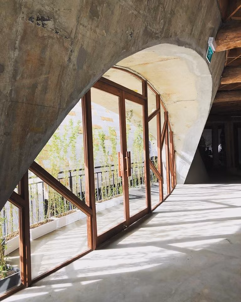 Nơi này có lối thiết kế nương theo không gian nhà dài, đặc trưng của vùng đất đỏ Tây Nguyên, được cách điệu thành những đường cong đa hình và uyển chuyển tạo nên hình khối kiến trúc độc đáo.