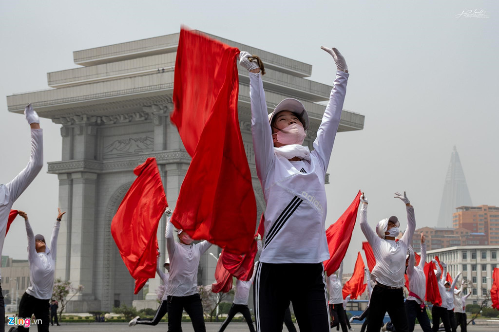 Thiếu niên tập đồng diễn thể dục trên quảng trường trước Khải Hoàn Môn.