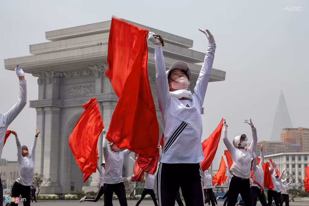 Thiếu niên tập đồng diễn thể dục trên quảng trường trước Khải Hoàn Môn.