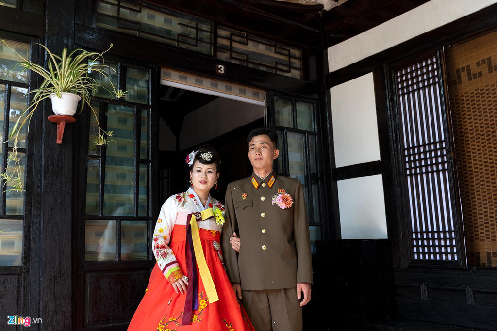 Một cặp cô dâu và chú rể ở thành phố Khai Thành. Hầu hết nghi lễ trong đám cưới vẫn được tổ chức theo cách truyền thống, từ đời này qua đời khác. Theo NK News, ấn phẩm chuyên ngành về Triều Tiên, bộ hanbok có màu trắng với họa tiết thêu hoa rực rỡ hoặc bộ hanbok có sắc hồng, đỏ và vàng.