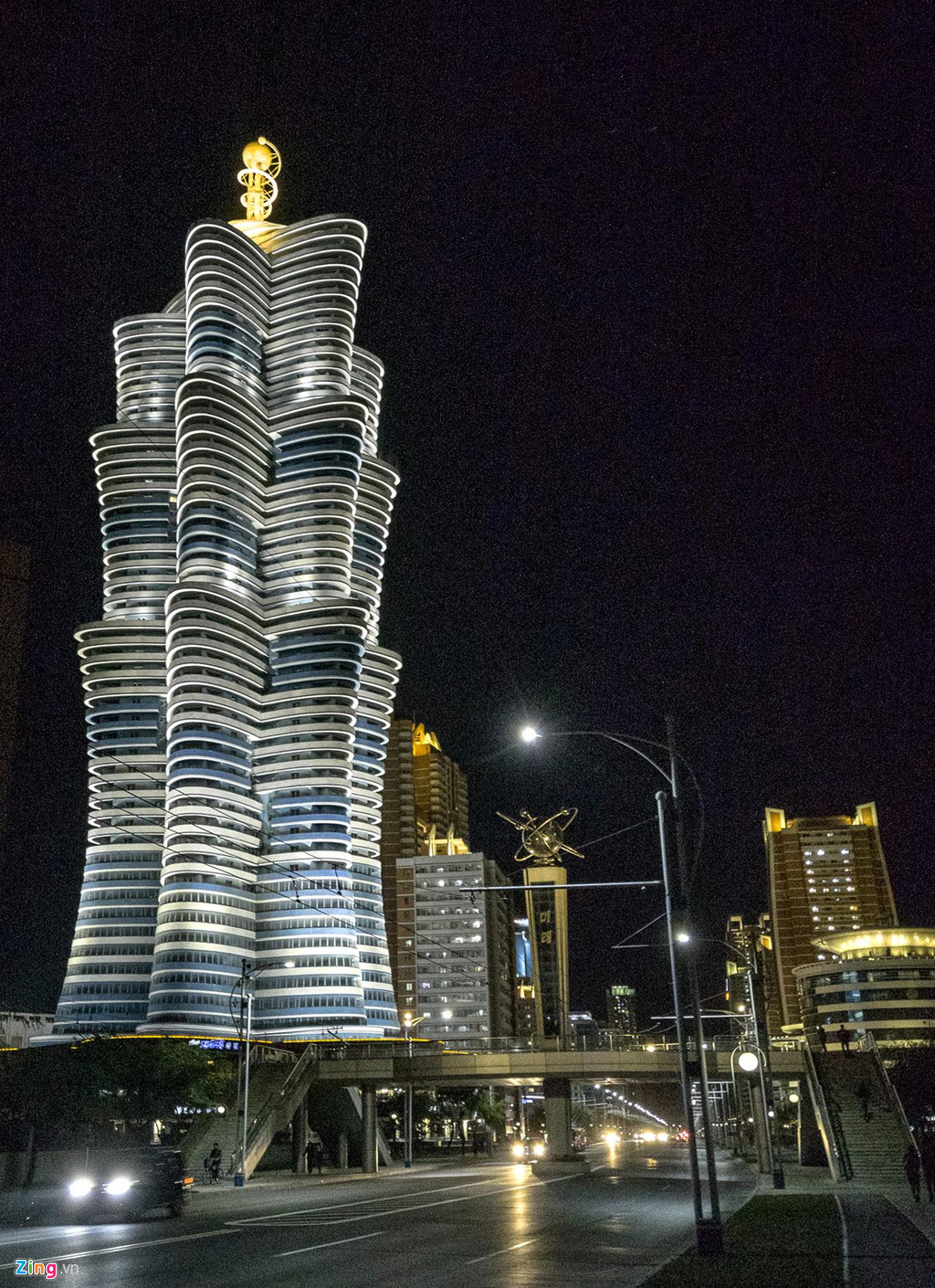 Triều Tiên là nơi có nhiều tòa nhà với kiến trúc độc đáo như nhà mô hình sao Thổ, nhà trượt tuyết có mô hình túp lều...