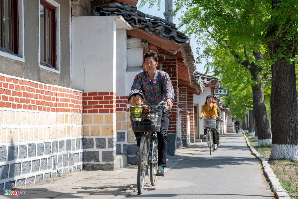 Vỉa hè ở Triều Tiên có làn dành riêng cho xe đạp.