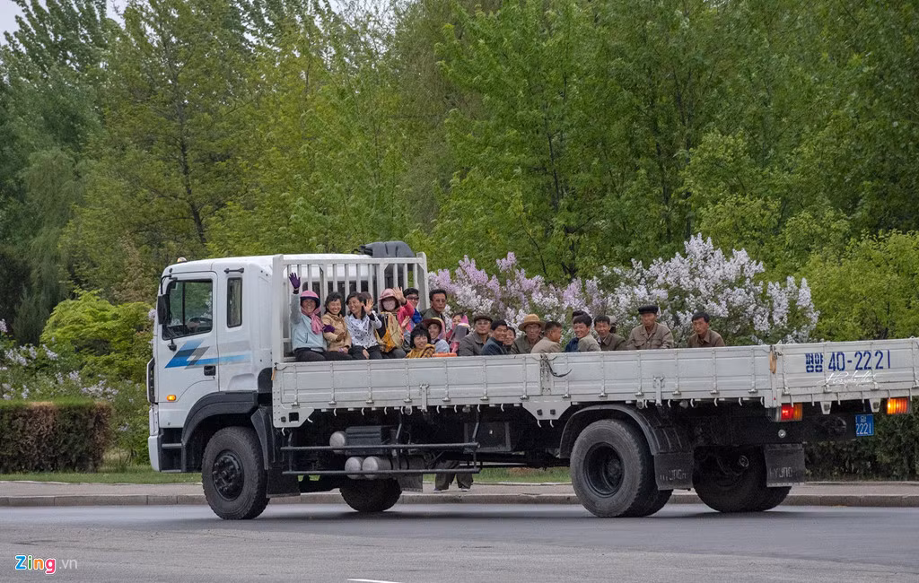 Những công nhân trở về nhà sau giờ làm việc. Triều Tiên là một trong những nền kinh tế bí ẩn nhất thế giới khi đã ngừng công bố các số liệu thống kê trong hàng chục năm qua. Hầu hết thông tin về kinh tế Triều Tiên do các tổ chức bên ngoài ước tính.