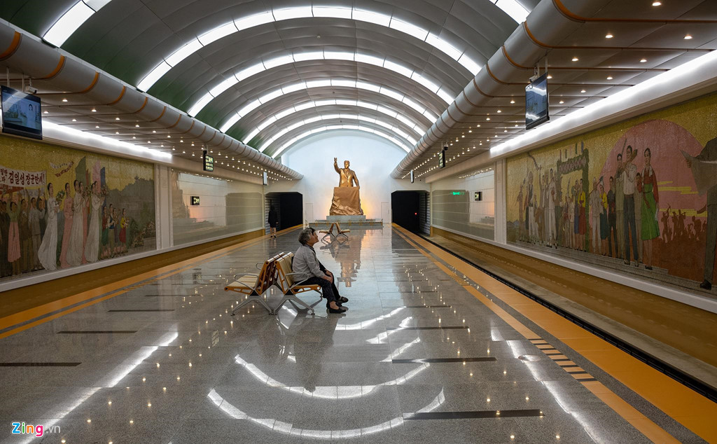 Hệ thống tàu điện ngầm Yonggwang có 2 tuyến và 16 trạm được xây dựng ở độ sâu khoảng 110 m. Hệ thống giao thông ở Triều Tiên chủ yếu là đường bộ, đường sắt và đường hàng không. Đường thủy ở Triều Tiên ít phát triển hơn. Dịch vụ đường sắt phát triển tốt, đáp ứng được nhu cầu đi lại trong và ngoài nước.