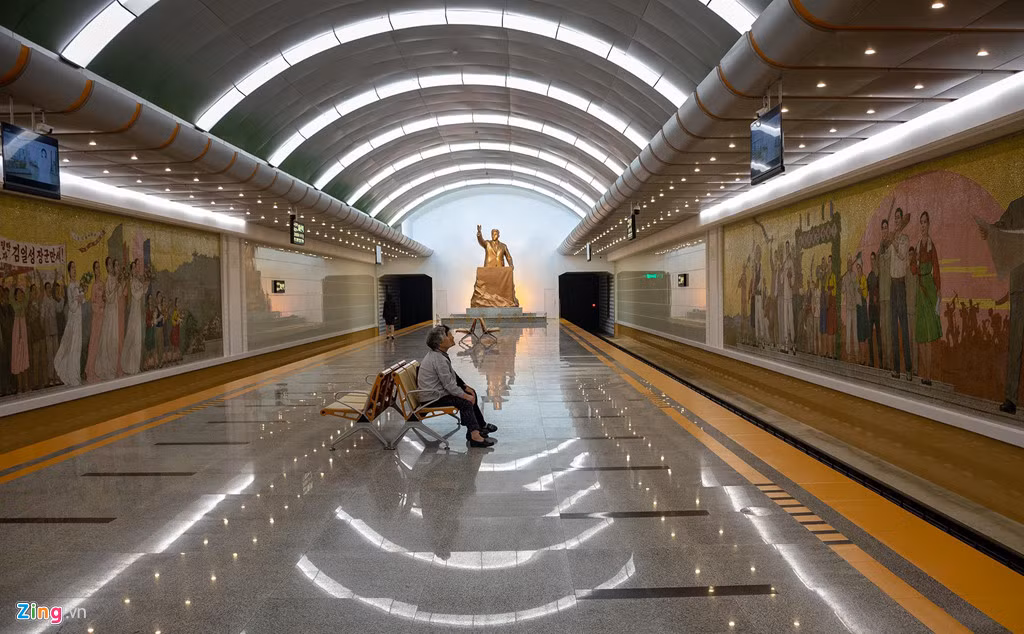 Hệ thống tàu điện ngầm Yonggwang có 2 tuyến và 16 trạm được xây dựng ở độ sâu khoảng 110 m. Hệ thống giao thông ở Triều Tiên chủ yếu là đường bộ, đường sắt và đường hàng không. Đường thủy ở Triều Tiên ít phát triển hơn. Dịch vụ đường sắt phát triển tốt, đáp ứng được nhu cầu đi lại trong và ngoài nước.