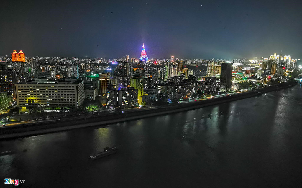 Thành phố Bình Nhưỡng về đêm, xa xa là khách sạn Ryugyong cao nhất Bình Nhưỡng với 105 tầng nhưng vẫn chưa được khánh thành. Thủ đô của Triều Tiên có những tòa nhà chung cư đẹp, được cấp cho giới trí thức có nhiều đóng góp với đất nước.