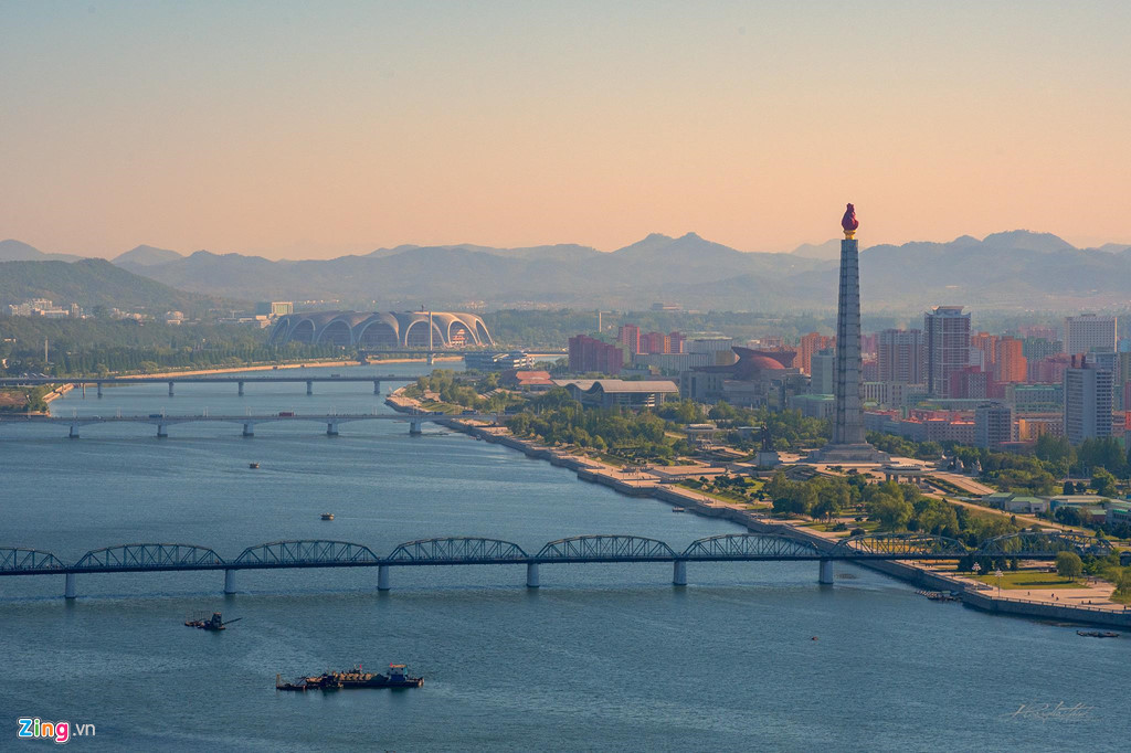 Tháp Chủ Thể (Chuje Tower) bên dòng sông Đại Đồng. Bình Nhưỡng nằm ở phần Tây và Trung của Triều Tiên, trên một vùng đồng bằng rộng lớn xuôi về phía đông của vịnh Triều Tiên. Sông Đại Đồng chảy theo hướng tây nam qua thành phố và đổ vào vịnh Triều Tiên. Phía tây bắc Bình Nhưỡng có các dãy núi thấp và phía đông có một số ngọn đồi nhỏ.