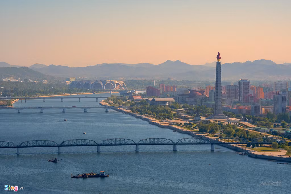 Tháp Chủ Thể (Chuje Tower) bên dòng sông Đại Đồng. Bình Nhưỡng nằm ở phần Tây và Trung của Triều Tiên, trên một vùng đồng bằng rộng lớn xuôi về phía đông của vịnh Triều Tiên. Sông Đại Đồng chảy theo hướng tây nam qua thành phố và đổ vào vịnh Triều Tiên. Phía tây bắc Bình Nhưỡng có các dãy núi thấp và phía đông có một số ngọn đồi nhỏ.