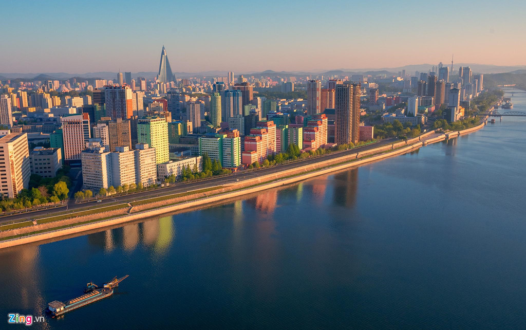 Thành phố Bình Nhưỡng trong buổi bình minh. Năm 1953, Triều Tiên bắt đầu cho xây dựng lại các tòa nhà và công trình xã hội cơ bản, từng bước giúp người dân giải quyết các vấn đề trong cuộc sống.