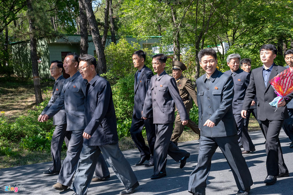 Người dân và du khách đến Mangyeongdae (Vạn Cảnh Đài), nơi ông Kim Nhật Thành rời vòng tay cha mẹ đi làm cách mạng.