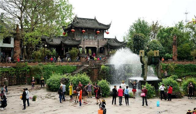 Những con đường ở thị trấn cổ này đều được lát đá, có nhiều ngôi nhà sàn bằng gỗ nằm dọc 2 bên bờ sông và hàng loạt quán ăn khắp nơi trong khu phố. Mọi thứ ở đây đều đơn giản, mộc mạc, cây cối xung quanh rất nhiều, thu hút đông đảo du khách kéo đến. Có thể nói rằng nơi này như một ốc đảo bình yên, tách biệt hoàn toàn với thế giới thực.