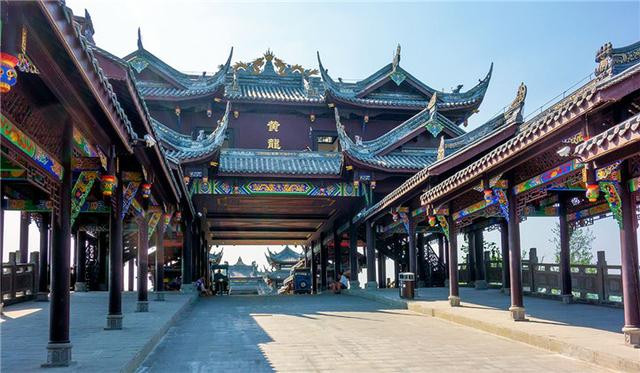 Thị trấn Huanglongxi không chỉ có cảnh quan đẹp tự nhiên mà còn cách xa sự ồn ào của các thành phố lớn, cho phép du khách có được những giây phút thảnh thơi tuyệt vời sau những ngày bận rộn làm việc.