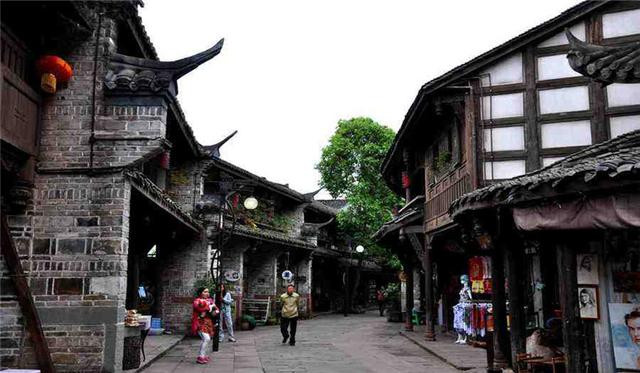 Mỗi một góc phố ở thị trấn này đều đem đến cảm giác thư thái dễ chịu cho du khách. Đặc biệt, người ta thường thích ngồi uống trà, thư giãn tận hưởng không khí dịu mát 2 bên bờ sông. Trẻ em thì đùa nghịch với nước bên dưới, mỗi một phút giây trôi qua đều rất chậm, mang đến một chút hoài niệm về cuộc sống yên bình của những vùng quê cũ.