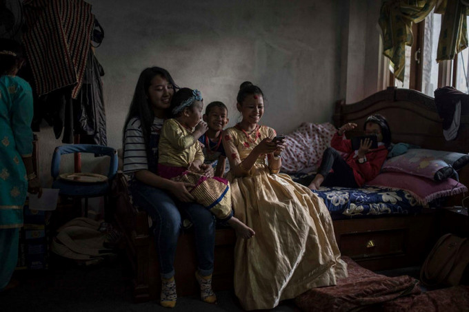 Unika chơi với các chị em trong một buổi tiệc của gia đình. Ảnh: Maria Contreras Coll.