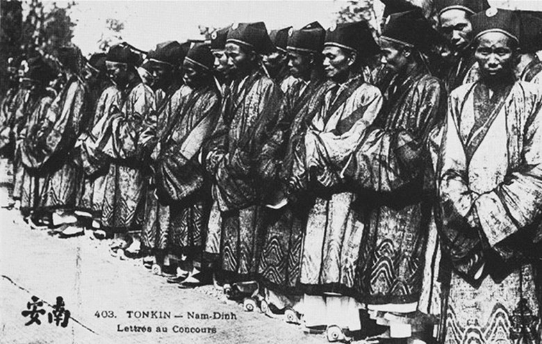 Các tân khoa được ban mũ, áo, hia.