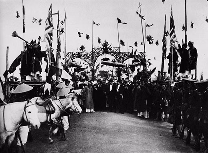 Ngày có kết quả, người có nhiệm vụ xướng danh các sĩ tử đỗ đạt sẽ cầm một chiếc loa, đứng trên cao và đọc to họ tên, quê quán của từng người.