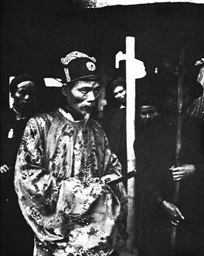 Một vị quan chủ khảo tên Trần Sĩ Trác.