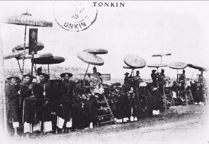 Hội đồng giám khảo gồm các quan chủ khảo tề tựu tại trường thi.