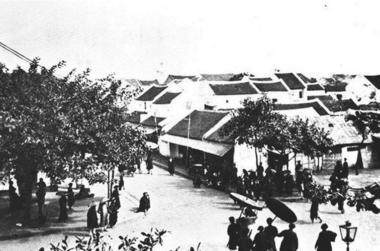 Các tân khoa được rước đi dạo phố cho mọi người xem mặt. Trong số họ sau này sẽ có những người đỗ đạt cao hơn và được làm quan, làm rạng danh cả dòng họ và quê hương.