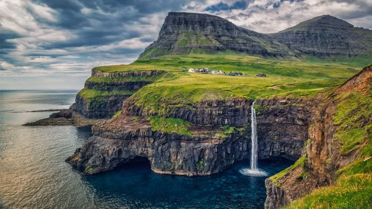 Gásadalur, Đảo Vagar, Quần đảo Faroe: Quần đảo Faroe có rất nhiều ngôi làng nhỏ trải dài giữa thiên nhiên hoang sơ và phong cảnh núi non, thật kỳ bí. Ngôi làng Gásadalur nằm trên rìa của một vách đá dốc với một thác nước. Từ phía bên kia là dãy núi Vagar bao quanh ngôi làng.