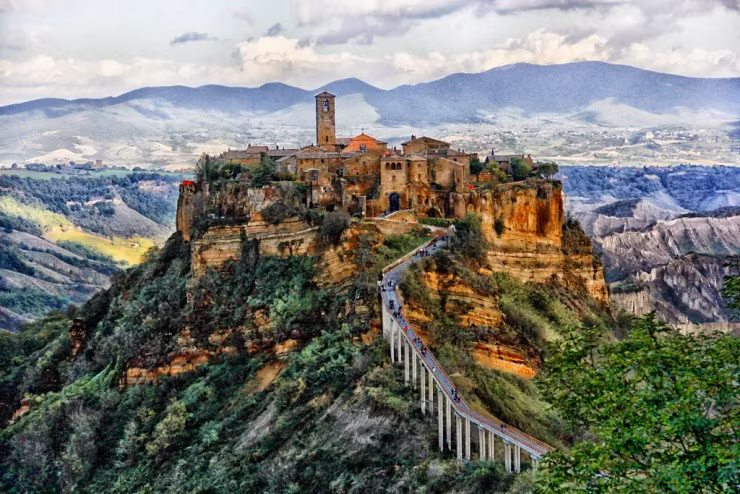Civilita di Bagnoregio, tỉnh Viterbo, Ý: Ban đầu, Civilita là khu định cư đầu tiên được thành lập bởi Etruscans hơn 2 500 năm trước, chỉ gần đây khách du lịch mới được khám phá lại khu vực thần bí này, nơi đầy mê hoặc với thiên nhiên ấn tượng và tầm nhìn toàn cảnh, cũng như kiến trúc lịch sử, được xây dựng treo leo trên một vách đá mỏng manh.