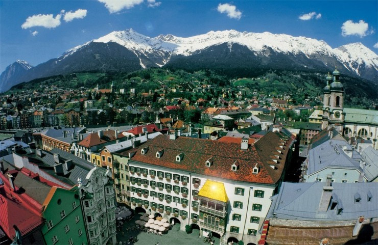 Innsbruck, Áo: Thủ đô của Tirol nằm trong Thung lũng Inn đẹp như tranh vẽ. Thị trấn được bao quanh với những ngọn núi cao, khiến nó trở thành một điểm thể thao mùa đông rất nổi tiếng. Nơi đây cũng từng tổ chức Thế vận hội mùa đông. Ngày nay, du khách có thể tìm thấy rất nhiều di tích lịch sử và các tòa nhà có kiến trúc ấn tượng.