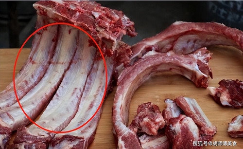  Độ đàn hồi. Sườn ngon sẽ có độ đàn hồi cao, sờ vào mềm mượt, ẩm. Ngược lại, sườn sờ vào có cảm giác dính, hơi nhớt là sườn đã để lâu, tốt nhất không nên mua.