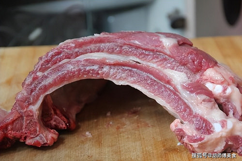 Xương sườn hàng giữa có đặc điểm dài, tròn và nhiều thịt. Phần thịt phân bố rất đều, căng mọng, được đánh giá là ngon nhất trong các phần sườn nên có giá đắt nhất.