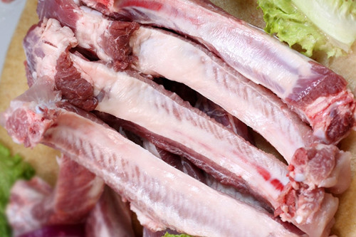  Nhìn vào độ dày của xương. Nên mua sườn có chiều rộng 2-3 cm. Sườn quá mỏng thường là sườn của heo con, có mùi tanh nồng. Trong khi đó, sườn quá dày cho thấy con lợn đã già, thịt dai, khó ăn dù được hầm lâu.