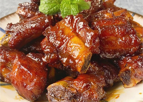 Về cơ bản, sườn hàng giữa nấu món gì cũng ngon. Bạn có thể tận dụng để làm sườn nướng, om, xào chua ngọt, kho, hầm hay hấp,...