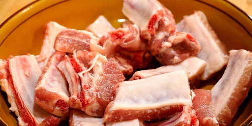 Ngoài lựa chọn phần sườn nên mua, trang Sohu chia sẻ cách chọn sườn ngon. Theo đó, bạn nên chú ý đến độ dài, màu sắc và hương vị.