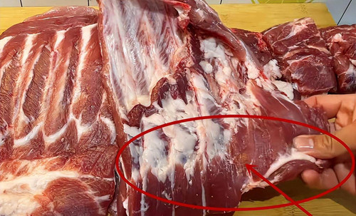 Sườn hàng sau. Mỗi con lợn thường có 4-6 sườn hàng sau. Sườn hàng sau nằm sát mông nên thịt nhiều nạc ít mỡ, tương đối săn chắc. Sườn hàng sau có đặc điểm xương tròn. Điều đặc biệt, sườn hàng sau không dài nhưng chứa nhiều tủy xương, thích hợp để hầm, nấu cháo. Tủy xương sẽ ngấm vào súp, mang tới mùi thơm đậm vị, giá trị dinh dưỡng cao.