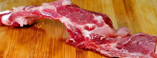 Sườn hàng trước thích hợp để chế biến món hấp. Dù hấp bao lâu cũng không dai. Đặc biệt, phần này thịt mịn, ít mỡ và tủy nên rất thích hợp để chế biến món ăn cho trẻ.