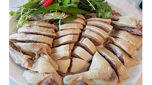 Một số nơi quan niệm, vịt là loài sống theo đàn. Ăn thịt sẽ dẫn đến cảnh “tan đàn xẻ nghé” giống như đàn vịt. Bên cạnh đó, người ta cũng hay nói “lạch bạch như vịt”. Ăn thịt vịt khiến công việc cũng “lạch bạch”, không phất lên được.