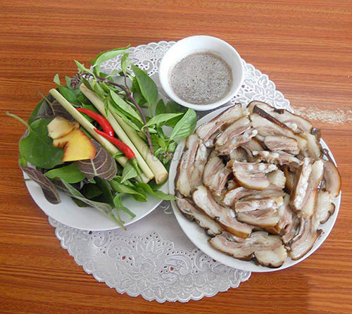  Thịt chó. Không chỉ ở Việt Nam, người Trung Quốc cũng kiêng ăn thịt chó dịp đầu năm. Không phải ngẫu nhiên thịt chó luôn nằm trong “top” những món ăn xui xẻo cần tránh. Người Trung Quốc lý giải, trong 12 cung hoàng đạo, chó là đại diện trung thành nhất với người. Ăn thịt chó trong bữa tối giao thừa sẽ khiến những người bạn tốt nhất sẽ rời xa chúng ta trong năm mới. (Ảnh minh họa)