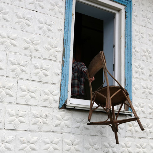  Ném đồ cũ từ cửa sổ. Ở một số nước châu Âu, người dân có tục ném đồ cũ ra ngoài từ cửa sổ đêm giao thừa. Hành động này thể hiện mong muốn loại bỏ cái cũ, chào đón cái mới. Hành động mang tính tượng trưng, người dân luôn cân nhắc tính an toàn, tránh ảnh hưởng hay gây thương tích cho những người đi lại gần ngôi nhà.