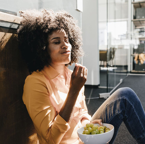  Ăn 12 quả nho. Ở một số nước Mỹ Latinh, người dân có tục ăn 12 quả nho (tượng trưng cho 12 tháng) vào bữa sáng ngày đầu năm. 12 quả nho vừa là bữa sáng lành mạnh vừa thể hiện mong muốn năm mới viên mãn.