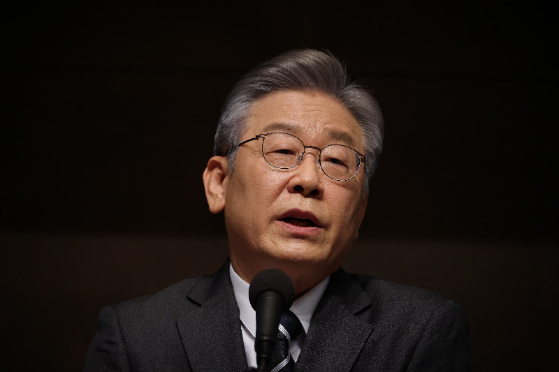 Ngày 2/12: Đảng Dân chủ đối lập chính đệ trình lên Quốc hội để luận tội ba công tố viên hàng đầu. Những người bảo thủ gọi hành động này là sự trả thù đối với các cuộc điều tra hình sự của họ đối với lãnh đạo Đảng Dân chủ Lee, người được coi là ứng cử viên sáng giá nhất cho cuộc bầu cử tổng thống tiếp theo vào năm 2027 trong các cuộc thăm dò ý kiến.