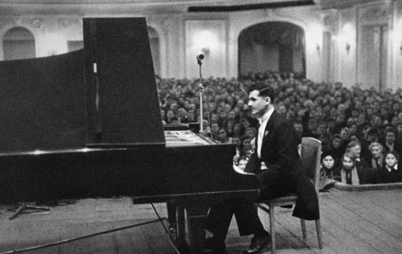 Buổi hòa nhạc của nghệ sĩ piano Vladimir Safronitsky tại phòng hòa nhạc của nhà hát Pushkin, Leningrad, năm 1941.