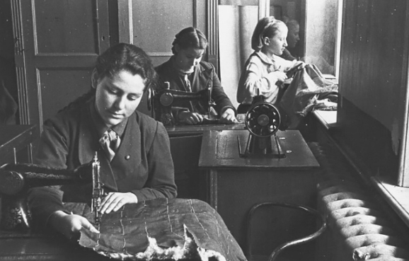 Các nữ sinh đang may áo khoác chần bông ở mặt trước năm 1943.