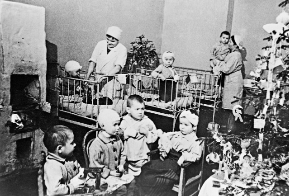 Đón năm mới tại bệnh viện nhi ở Leningrad ngày 1/1/1942.