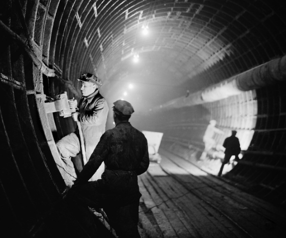 Xây dựng tuyến Arbatsko-Pokrovskaya của tàu điện ngầm Moscow năm 1944.