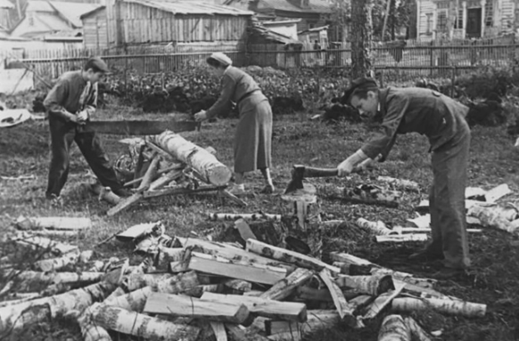 Cảnh người dân bổ củi ở Liên Xô năm 1942.