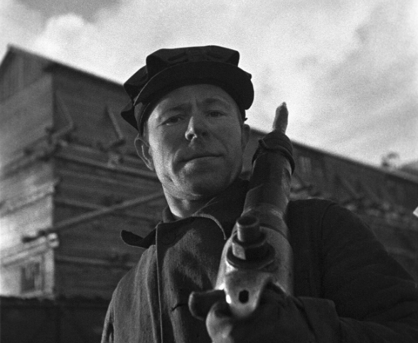 Một người thợ mỏ trước khi xuống mỏ 'Podomoskovnaya' năm 1943.