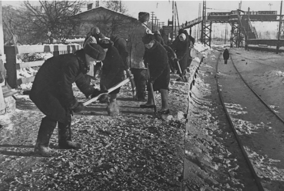 Cùng dọn dẹp đường ray xe lửa năm 1942.