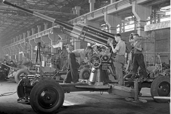 Công nhân lắp ráp thiết bị tại một trong những nhà máy Ural năm 1942.