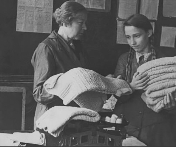 Gom quần áo ấm để gửi cho tiền tuyến năm 1941.