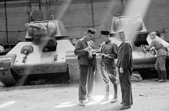 Công nhân nhà máy Ural chuẩn bị bàn giao xe tăng cho quân đội năm 1943.