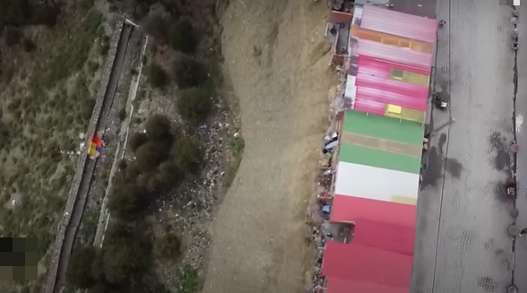 Được biết, các yatiri sử dụng những không gian nhỏ bé này để thực hiện các nghi lễ, dâng lễ vật cho Pachamama, cầu xin sự bảo vệ và thịnh vượng. Ảnh: Youtube.